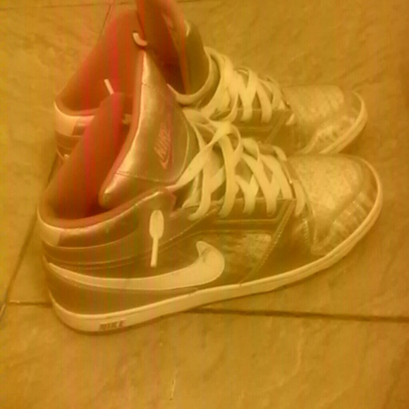 Nike - Picture 1 of 4