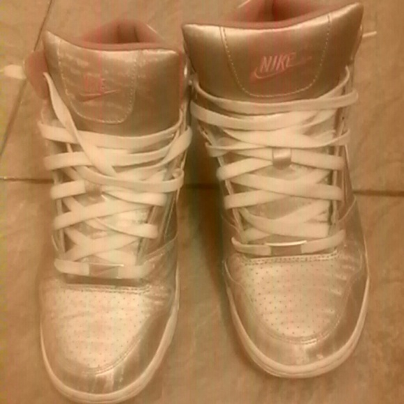 Nike - Picture 2 of 4