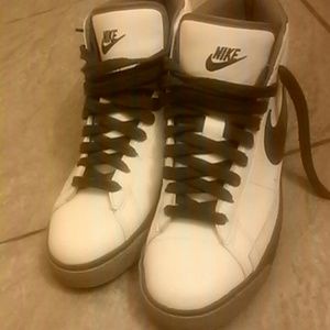 They are gray and white nikes