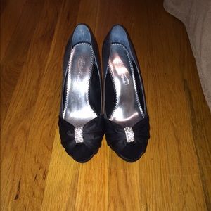 9 1/2 dress shoe. Worn one time for a wedding.