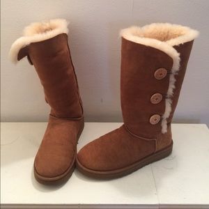 Authentic UGGs Bailey Button. Size 10