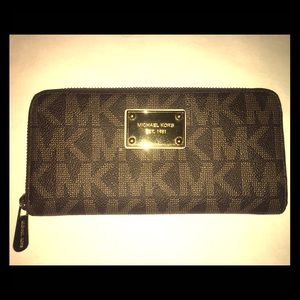 Michael Kors Full Zip Wallet