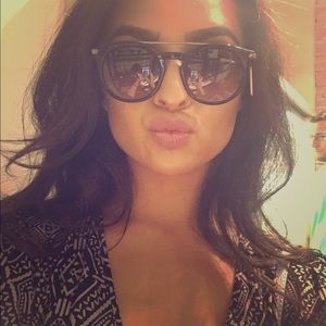 Meet your Posher, Phoenix