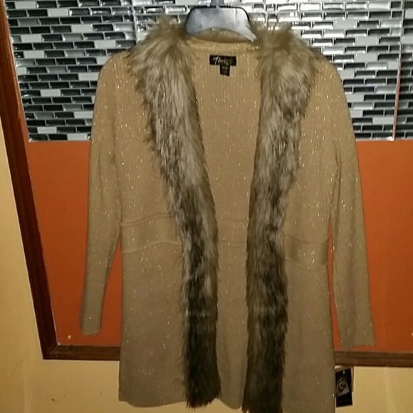Thalia Sodi sweater with fur around the collar