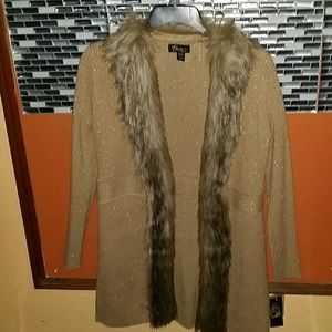 Thalia Sodi sweater with fur around the collar