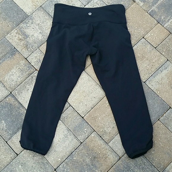 lululemon athletica Pants - Lululemon Ruffled Capri pants Rare Sz 6 GUC