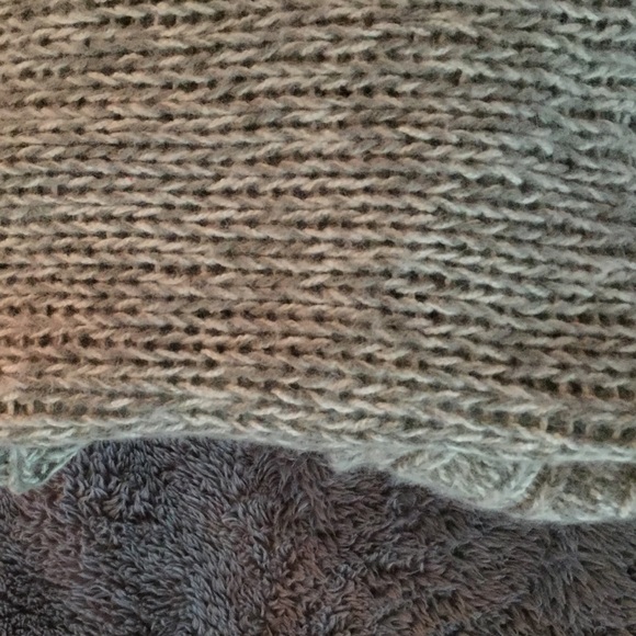 4 for $20 ⚫️ Light olive green cropped sweater - Picture 2 of 2