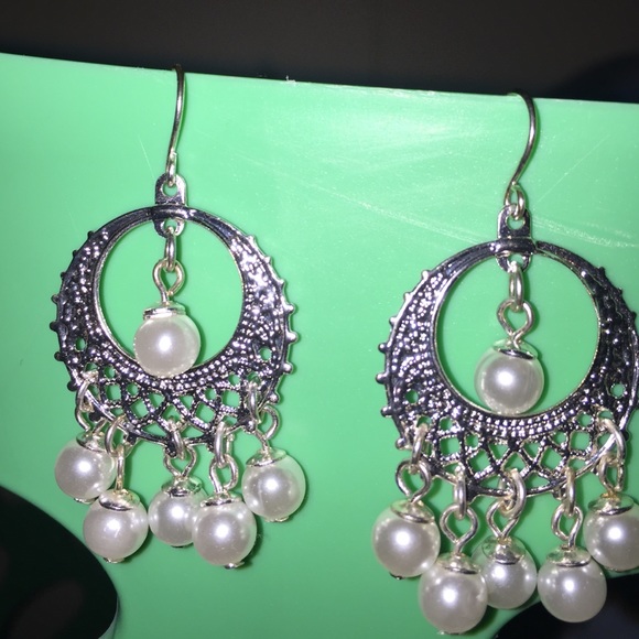 Silver earrings with pearls.