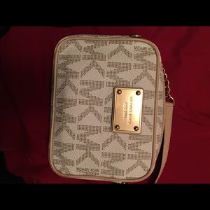 Michael Kors jetset cross body purse