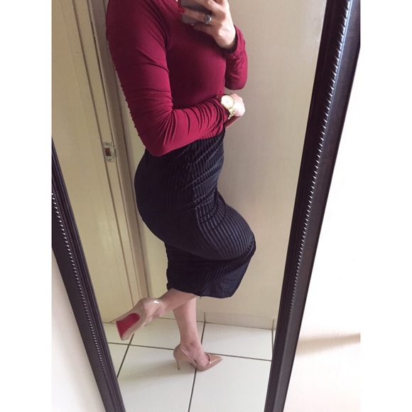 ✖️SOLD✖️ Black Velvet Ribbed Midi Skirt - Picture 2 of 3