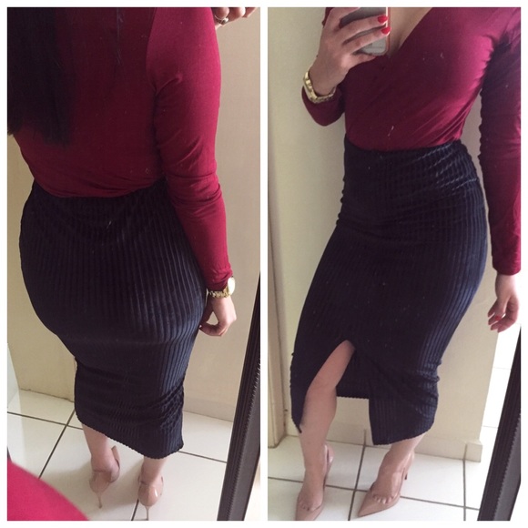 ✖️SOLD✖️ Black Velvet Ribbed Midi Skirt - Picture 3 of 3