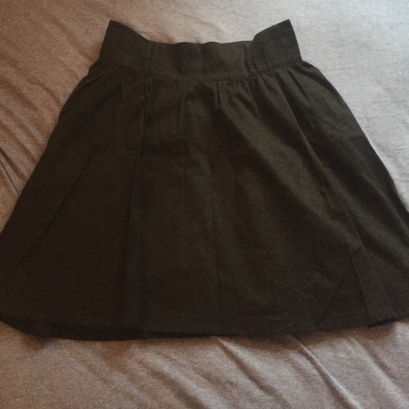 Basic black flowy skirt with zipper in the back