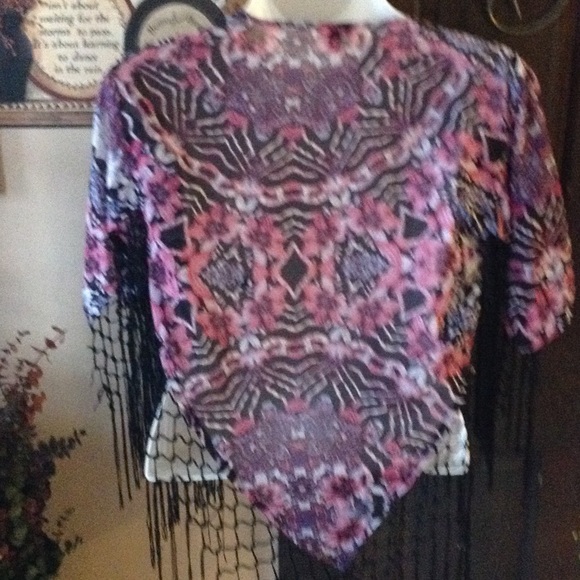 Nice sheer wrap with fancy detail - Picture 2 of 2