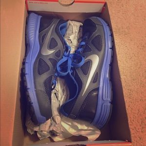 Men's size 7.5 Nike sneakers - brand new