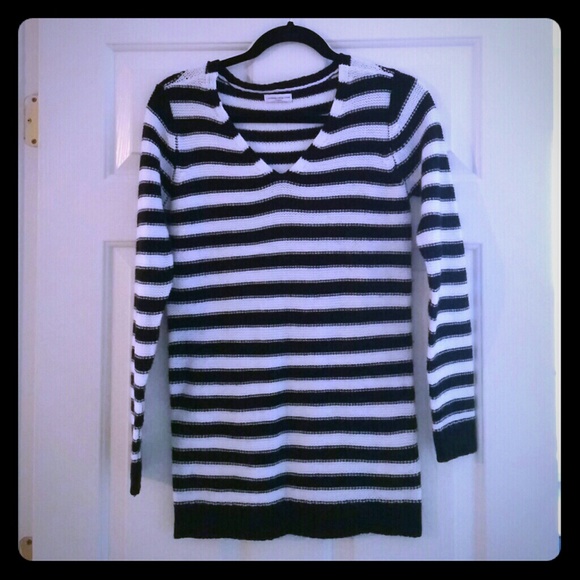 V neck black and white straps sweater