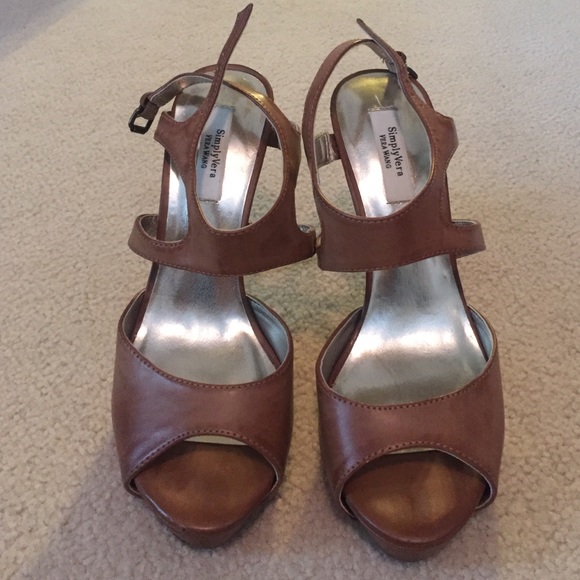 ***SOLD*** Simply Vera tan heels