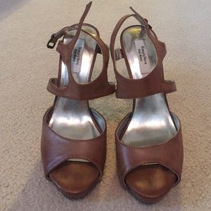 ***SOLD*** Simply Vera tan heels