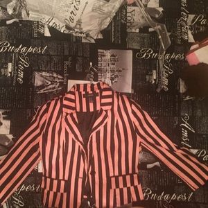 Im selling this forever 21 blazer its a Medium.
