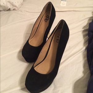Black pumps with gold