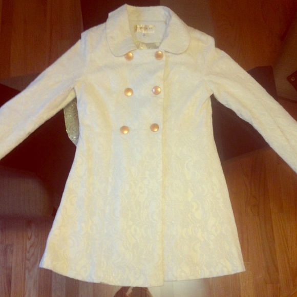 Beautiful BOUTIQUE White Lace Coat ❄️