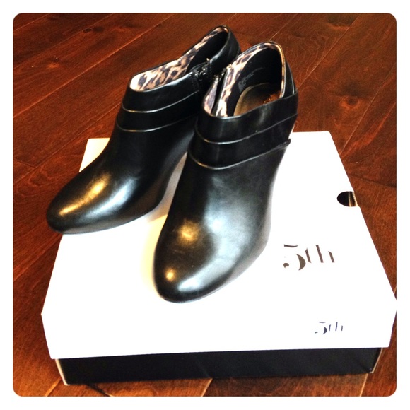 Black almond toe heeled ankle boots