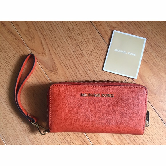Michael Kors Jet Set Travel Smartphone WRISTLET