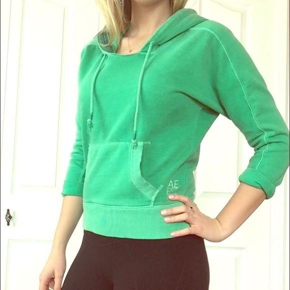AE Green 3/4 sleeve sweatshirt.