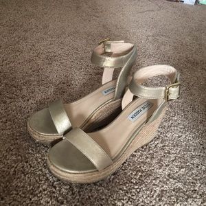 Steve Madden Wedges in Gold Size 7