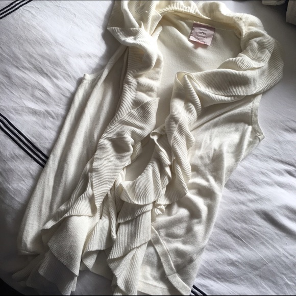 Ruffled sweater vest in cream color
