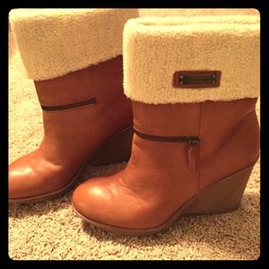 B Makowsky wedge boots