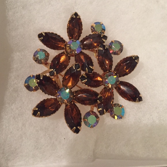 Gorgeous vintage flower brooch