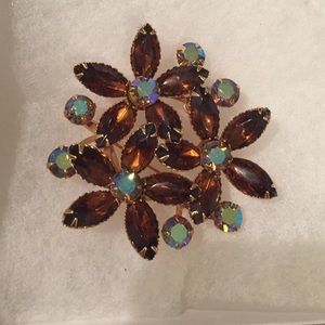 Gorgeous vintage flower brooch
