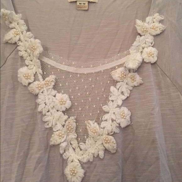 💥MUST GO!💥Grey Top w/ Flowers & Lace - Picture 2 of 3