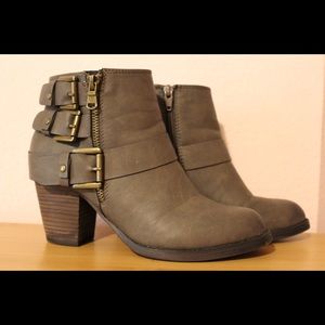Heeled ankle bootie
