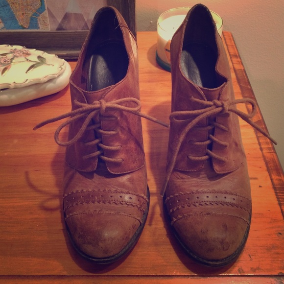 Wedge Oxford heels in tan suede
