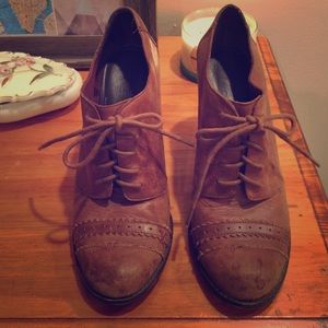 Wedge Oxford heels in tan suede