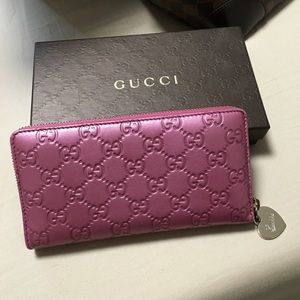Gucci pink wallet