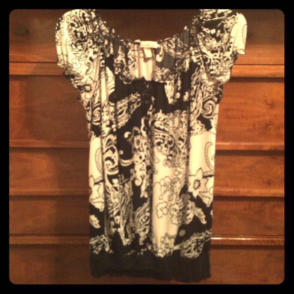 Short sleeve cute black and white print top!