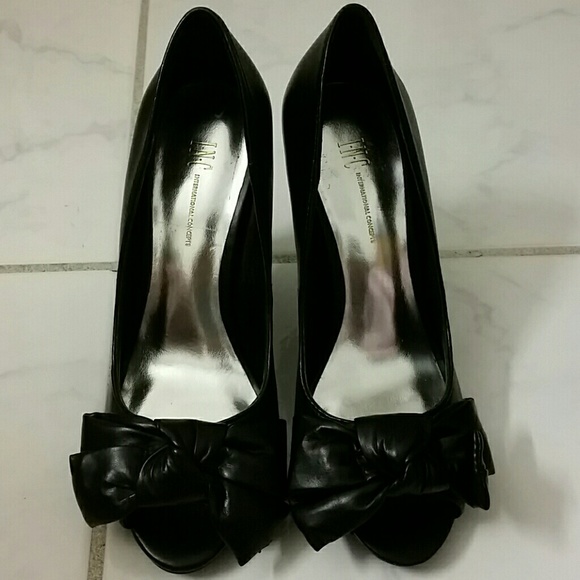 NWT INC Mindy Black Peep toe with bow Size 6