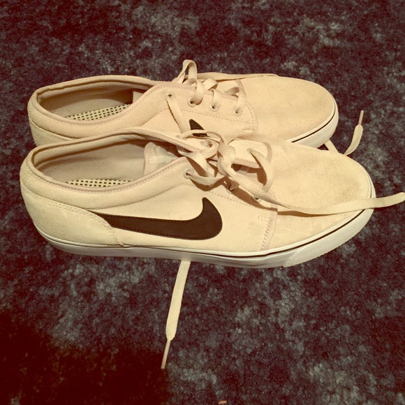 Men's Nike tennis shoes