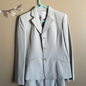 Jones New York business suit size 6P/4P