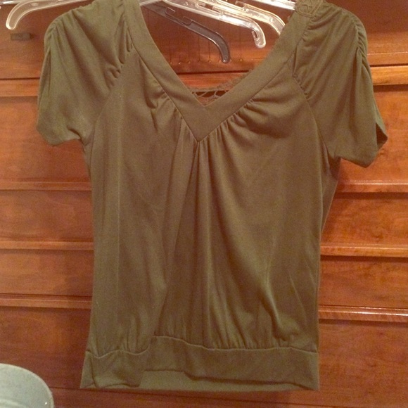 Olive green cute v-neck with back cutout!