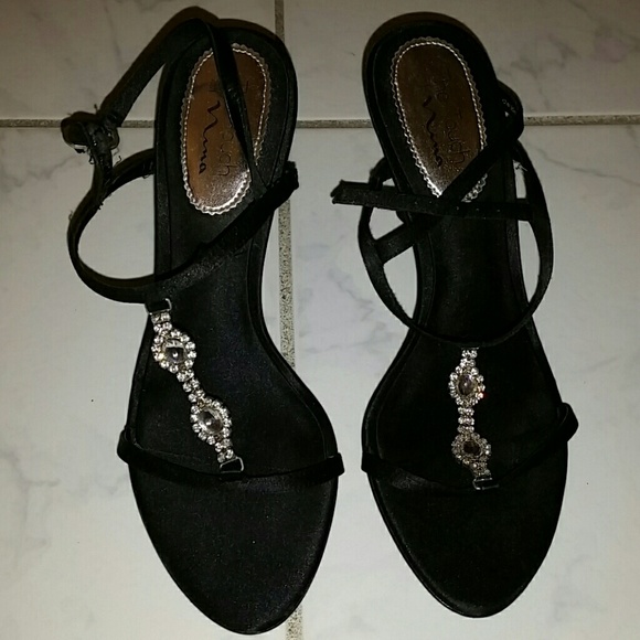 NWOT Nina rhinestones heels size 6
