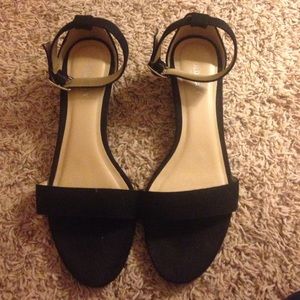 Low wedge strappy sandles
