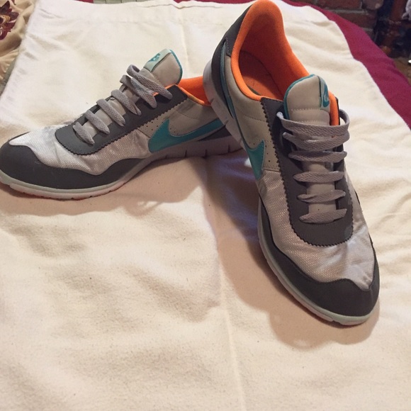 Size 10 nikes worn a few times excellent shape!!