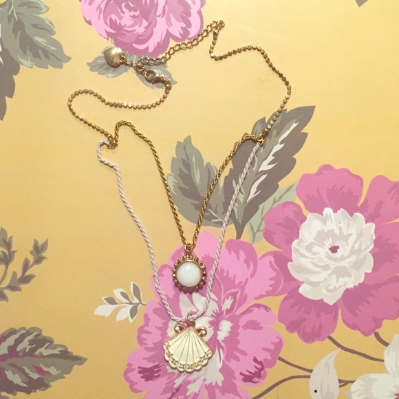 Betsy Johnson Seashell pendant necklace