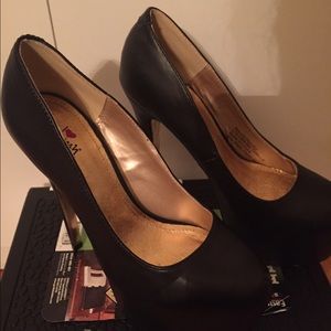 Black pumps
