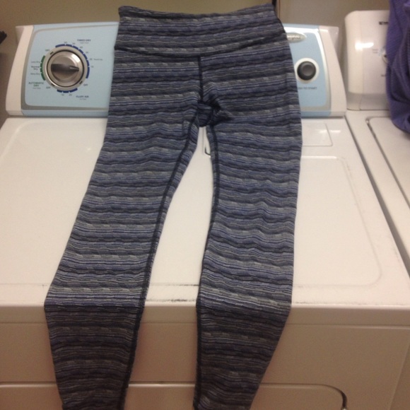 lululemon athletica Pants - Lululemon size 6 wunder under III navy blue white