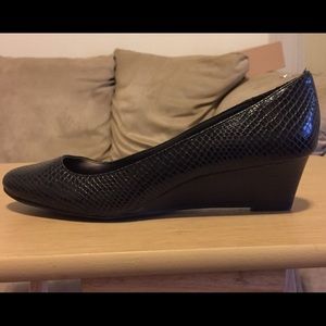 Like new, low wedge flats