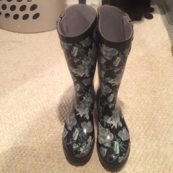 Tall rain boots barley used!